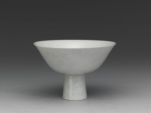 甜白半脫胎番蓮紋高足碗