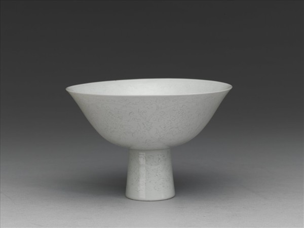 甜白半脫胎番蓮紋高足碗