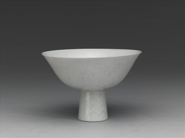 甜白半脫胎番蓮紋高足碗