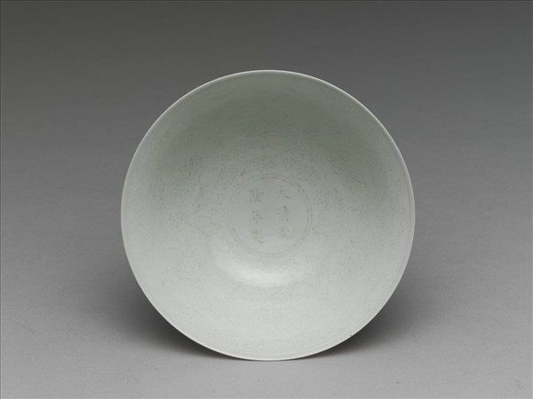 甜白半脫胎番蓮紋高足碗