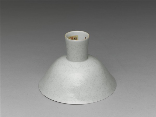 甜白半脫胎番蓮紋高足碗