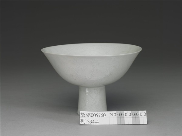 甜白半脫胎番蓮紋高足碗