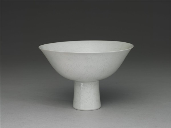 甜白半脫胎番蓮紋高足碗