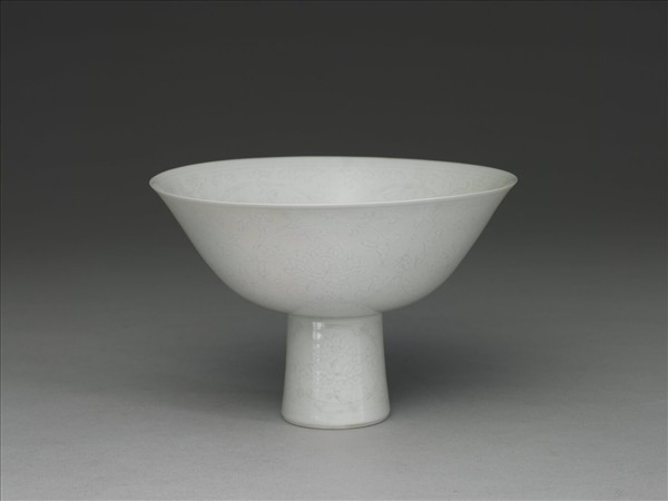 甜白半脫胎番蓮紋高足碗