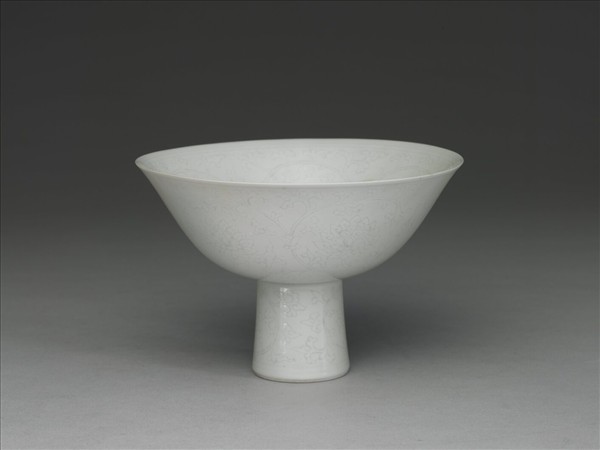 甜白半脫胎番蓮紋高足碗