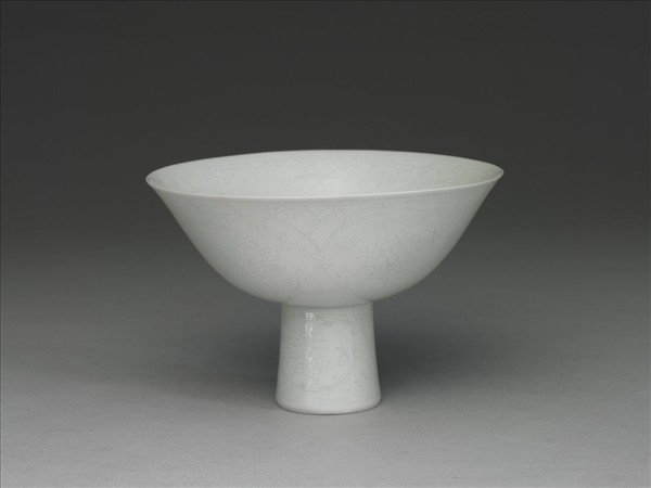 甜白半脫胎番蓮紋高足碗