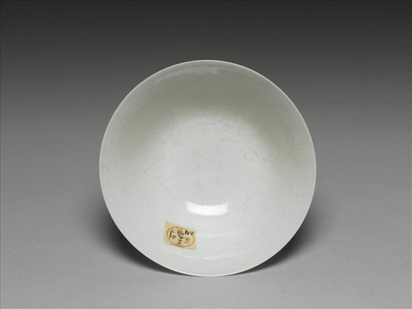 甜白半脫胎番蓮紋高足碗