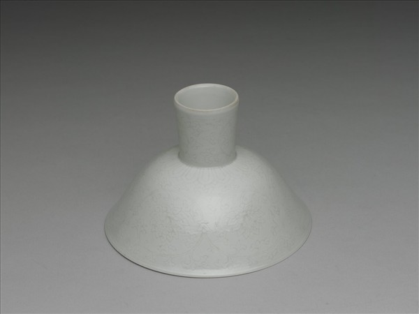 甜白半脫胎番蓮紋高足碗