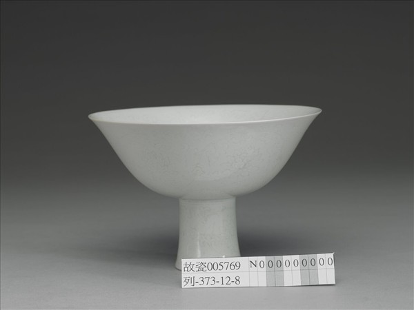 甜白釉番蓮紋高足碗