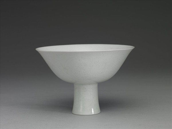 甜白釉番蓮紋高足碗