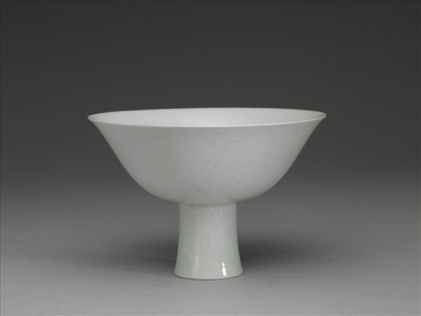 甜白釉番蓮紋高足碗