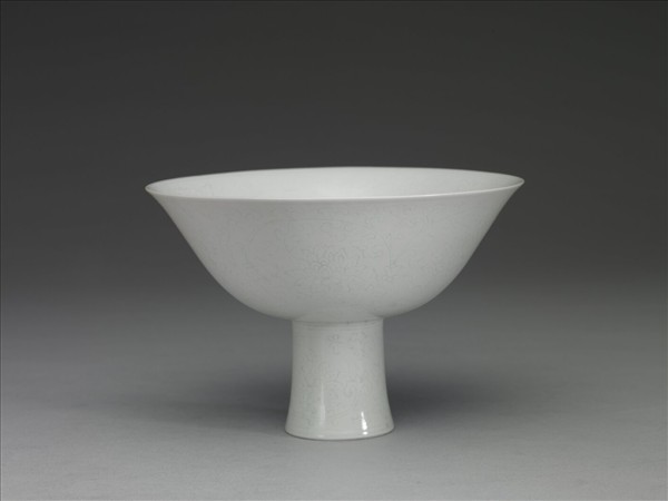 甜白釉番蓮紋高足碗