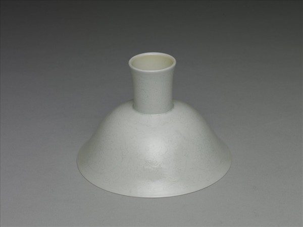 甜白釉番蓮紋高足碗