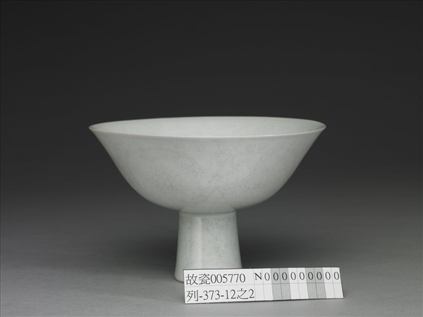 甜白釉番蓮紋高足碗