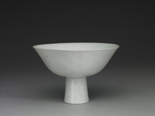 甜白釉番蓮紋高足碗