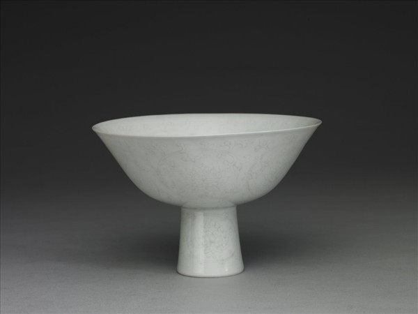 甜白釉番蓮紋高足碗