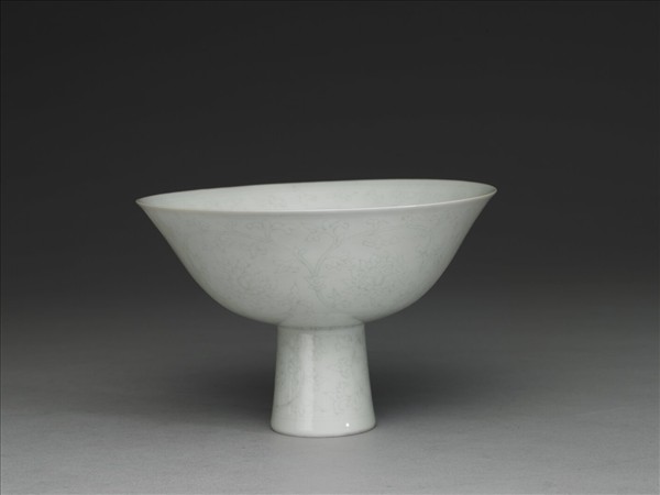 甜白釉番蓮紋高足碗