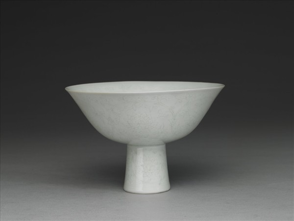 甜白釉番蓮紋高足碗