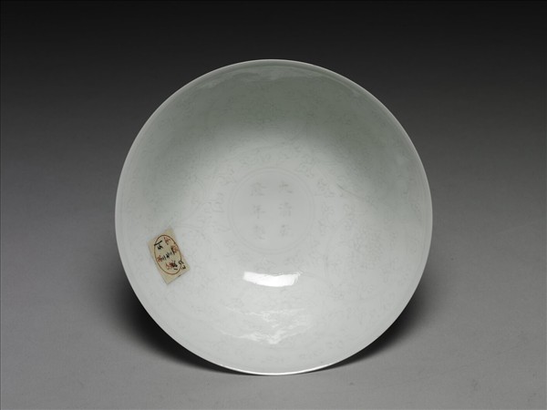 甜白釉番蓮紋高足碗