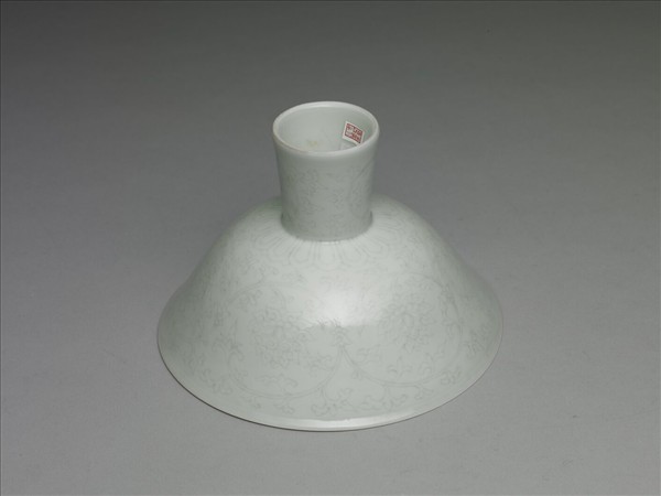 甜白釉番蓮紋高足碗