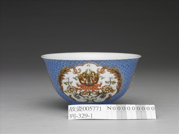 琺瑯彩藍地開光番蓮紋碗