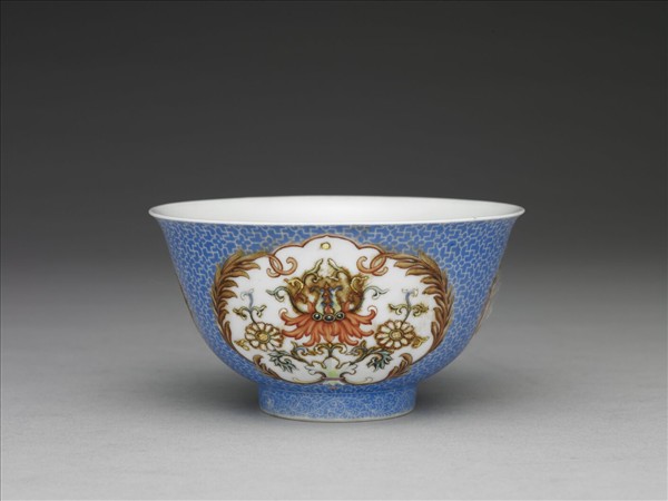 琺瑯彩藍地開光番蓮紋碗