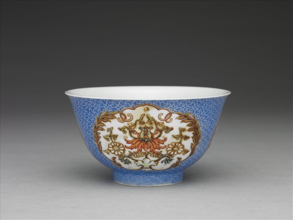 琺瑯彩藍地開光番蓮紋碗