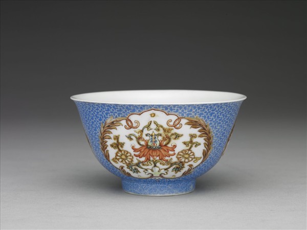 琺瑯彩藍地開光番蓮紋碗