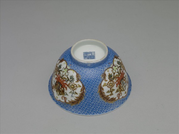 琺瑯彩藍地開光番蓮紋碗