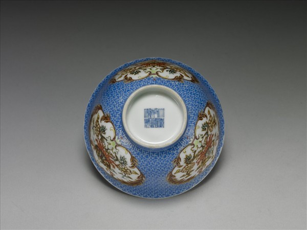 琺瑯彩藍地開光番蓮紋碗