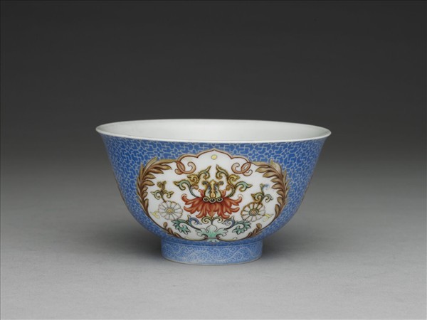 琺瑯彩藍地開光番蓮紋碗