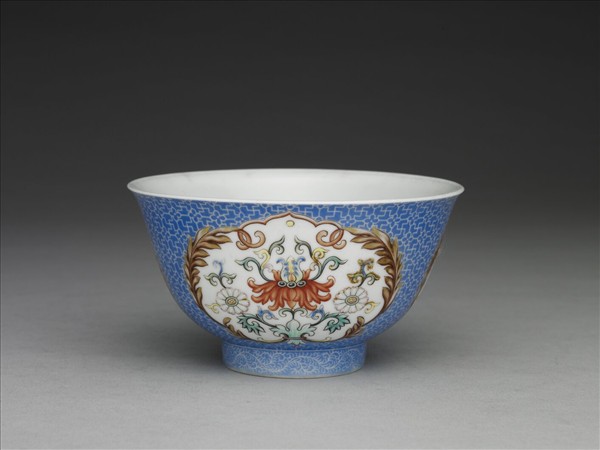 琺瑯彩藍地開光番蓮紋碗