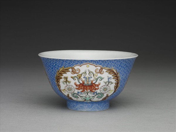 琺瑯彩藍地開光番蓮紋碗