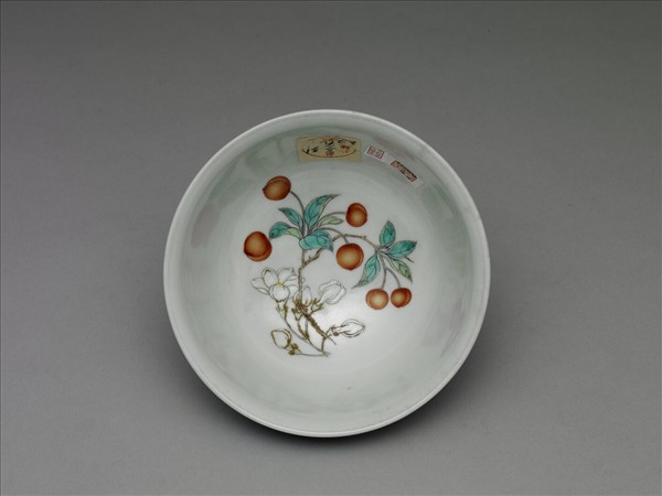 琺瑯彩藍地開光番蓮紋碗