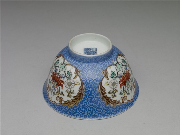 琺瑯彩藍地開光番蓮紋碗