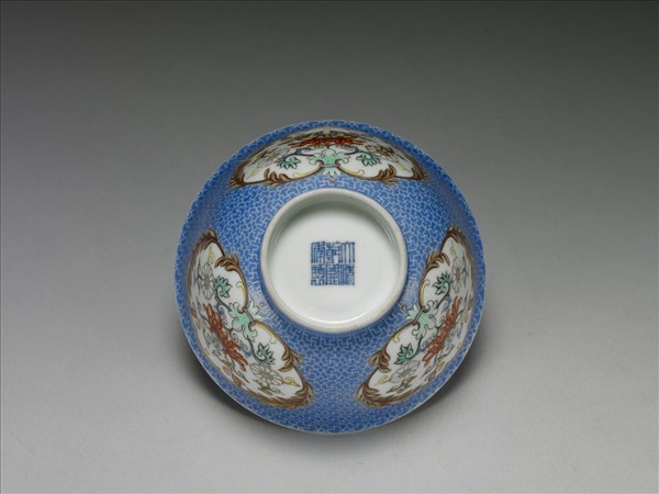 琺瑯彩藍地開光番蓮紋碗