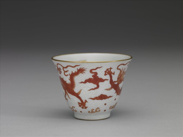 白瓷描紅雲龍紋杯