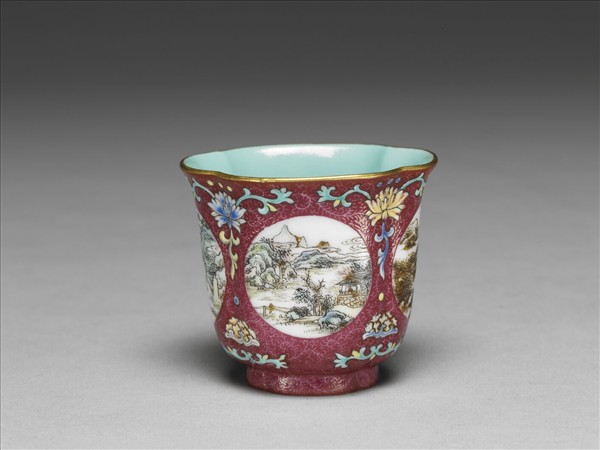 琺瑯彩紫地開光山水圖海棠式杯