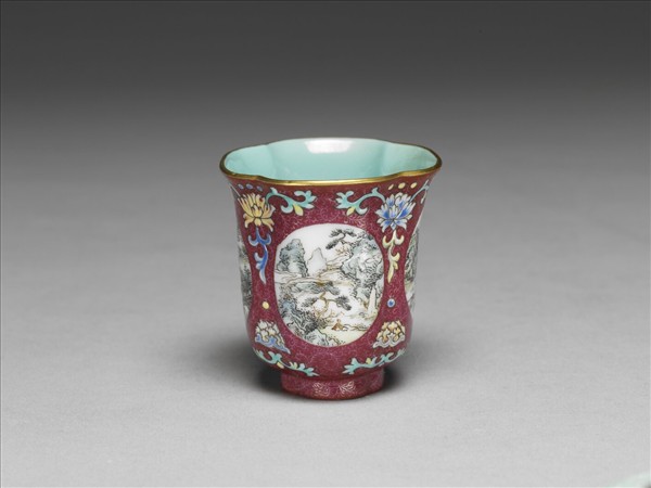 琺瑯彩紫地開光山水圖海棠式杯