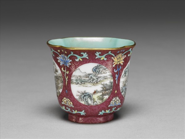 琺瑯彩紫地開光山水圖海棠式杯