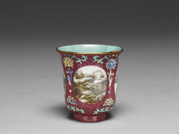 琺瑯彩紫地開光山水圖海棠式杯