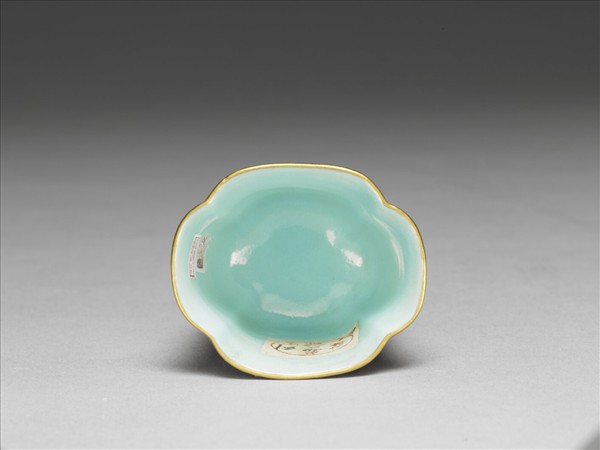 琺瑯彩紫地開光山水圖海棠式杯