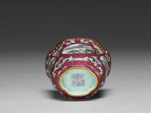 琺瑯彩紫地開光山水圖海棠式杯