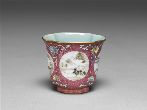 琺瑯彩紫地開光山水圖海棠式杯