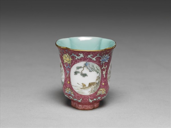 琺瑯彩紫地開光山水圖海棠式杯