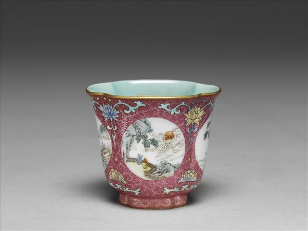 琺瑯彩紫地開光山水圖海棠式杯