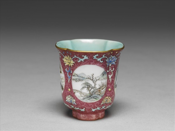 琺瑯彩紫地開光山水圖海棠式杯