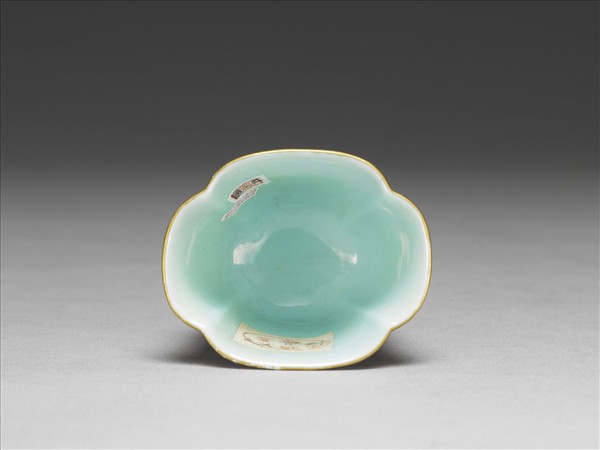 琺瑯彩紫地開光山水圖海棠式杯