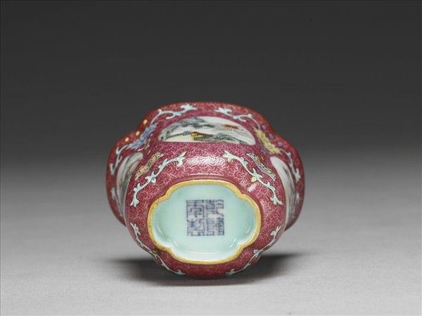 琺瑯彩紫地開光山水圖海棠式杯