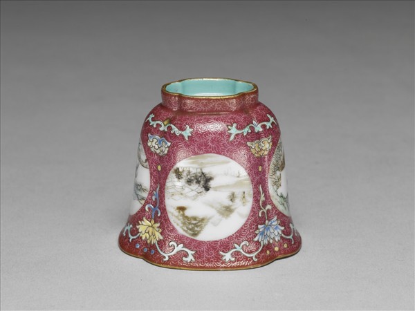 琺瑯彩紫地開光山水圖海棠式杯